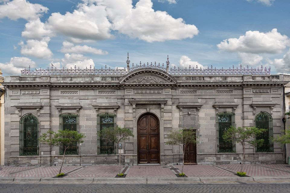 AMÉRICA LATINA | Palacios y mansiones (casas y edificios) | Palácios e - La Casa De Las Magnolias Sinopsis